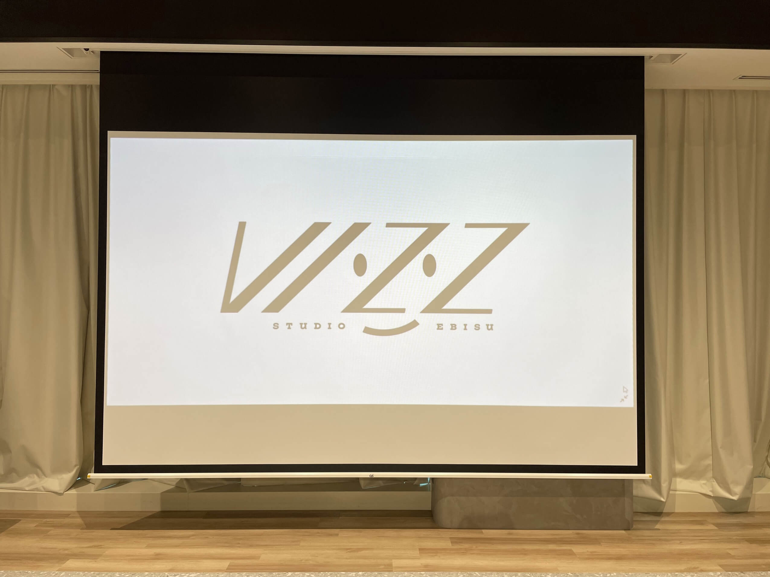 150インチ電動昇降式スクリーン